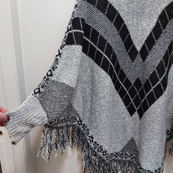 Cute poncho - Picture 2 of 3